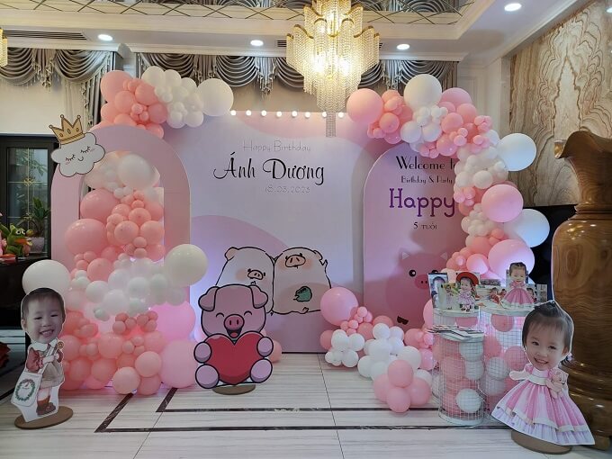 Trang trí tiệc sinh nhật cho bé gái  tone màu hồng